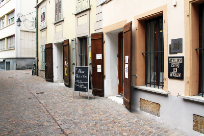 Façade de l'atelier Pied à Terre dans la vieille ville de Sion.