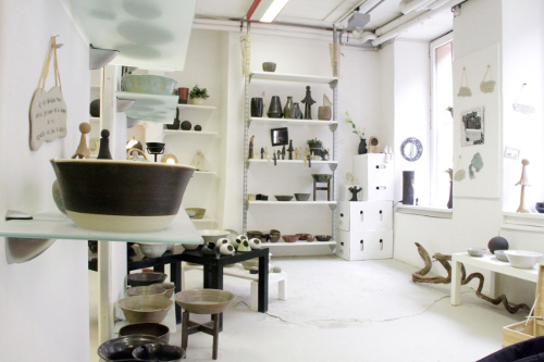 Le magasin de l'atelier avec des pièces de grès en vente.