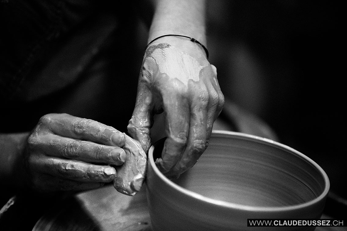 Les mains de Mathilde Roux façonnant un bol de grès au tour, à l'atelier Pied à Terre.