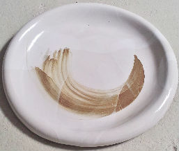 Assiette en grès au décor peint à la main.