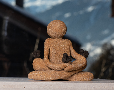 Figure inspirée d'un Bouddha en argile.