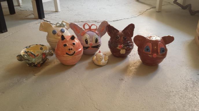 Petits lapins en grès.