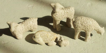 Petit troupeau de moutons en argile.